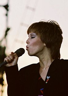 How tall is Pat Benatar?